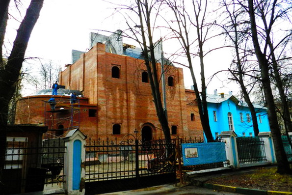 Ветхое здание на востоке Москвы реконструируют под храм