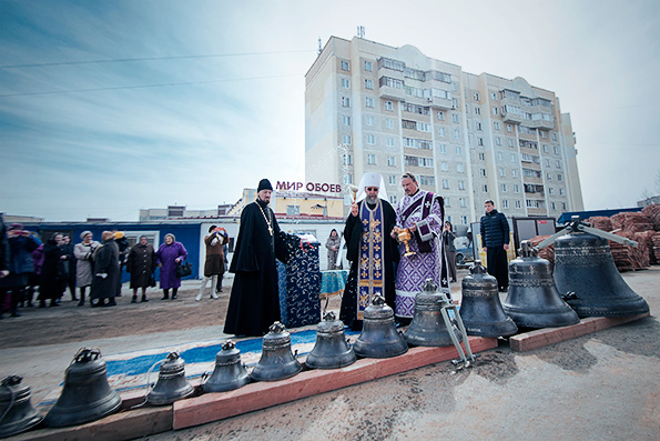 Митрополит Анастасий совершил освящение колоколов строящегося храма благоверного Александра Невского