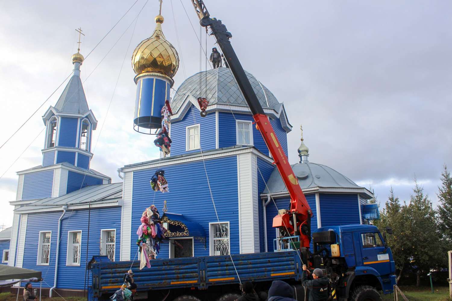 Митрополит Кирилл освятил крест Покровского храма в селе Чувашское Дрожжаное