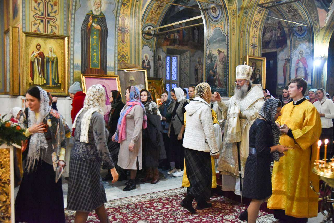 В канун недели 21-й по Пятидесятнице митрополит Кирилл совершил всенощное бдение в Покровском храме Оренбурга