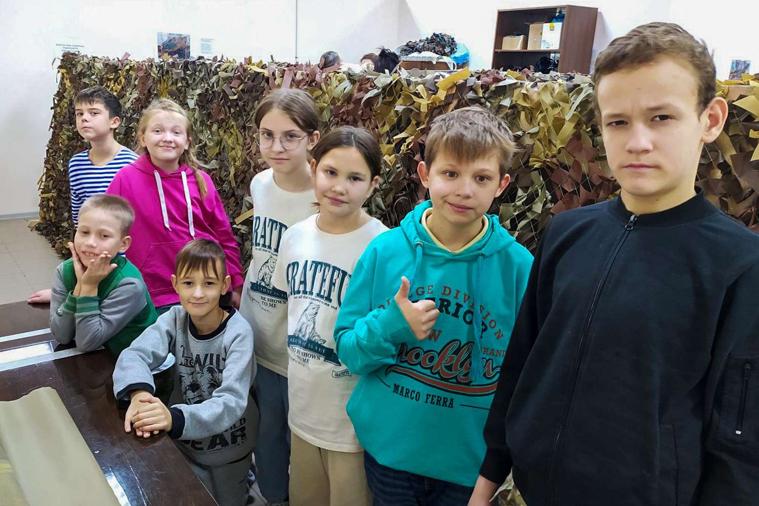 Воспитанники челнинского клуба юных спасателей «Спас» посетили пункт плетения маскировочных сетей