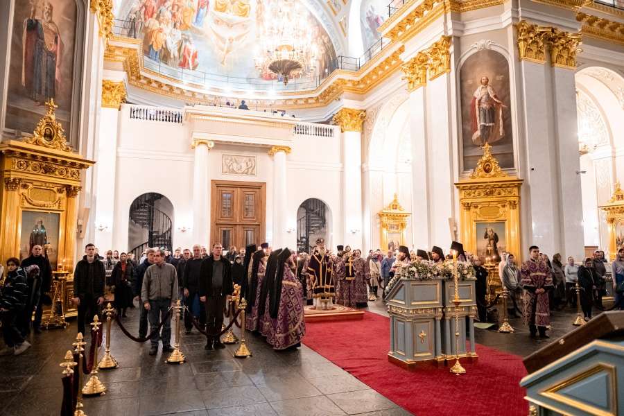 В канун Недели 5-й Великого поста митрополит Кирилл совершил всенощное бдение в Казанском кафедральном соборе