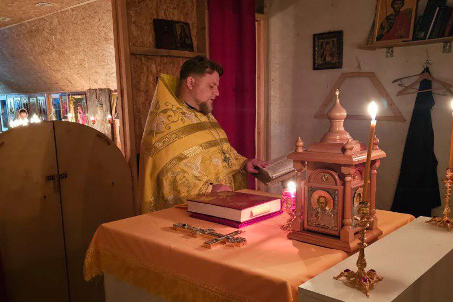 Молитвы о Российском воинстве вознесены за ночным богослужением в Никольском храме города Набережные Челны