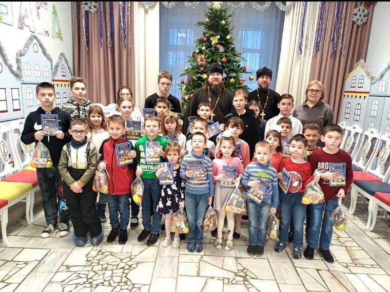 Священники Казанской епархии поздравили с Рождеством воспитанников социальных учреждений