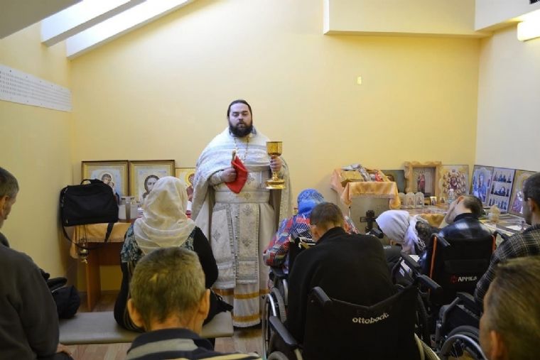 Постояльцы Елабужского дома-интерната для престарелых и инвалидов причастились Святых Христовых Таин