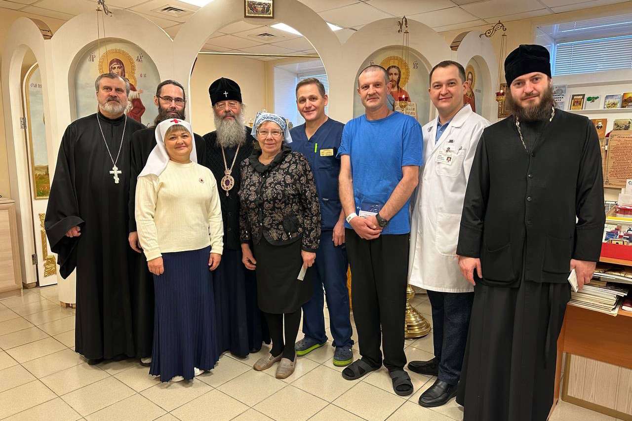 Митрополит Кирилл поздравил с Рождеством Христовым сотрудников и пациентов РКБ