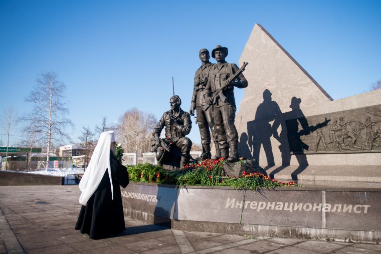 В день 35-й годовщины вывода советских войск из Афганистана митрополит Кирилл возложил цветы к памятнику воинам-интернационалистам
