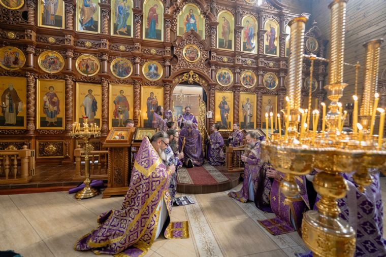 В день памяти святителя Григория Двоеслова в храме Рождества Христова города Казани состоялось архиерейское богослужение