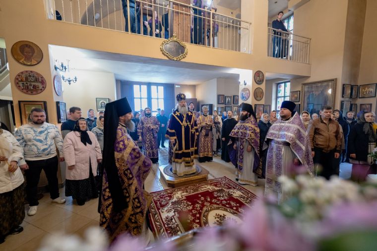В Неделю преподобной Марии Египетской митрополит Кирилл совершил Литургию на подворье святителей Московских в Казани