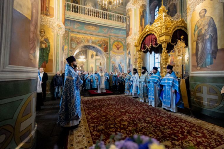 В Неделю Крестопоклонную митрополит Кирилл совершил Литургию в Благовещенском соборе Казанского кремля