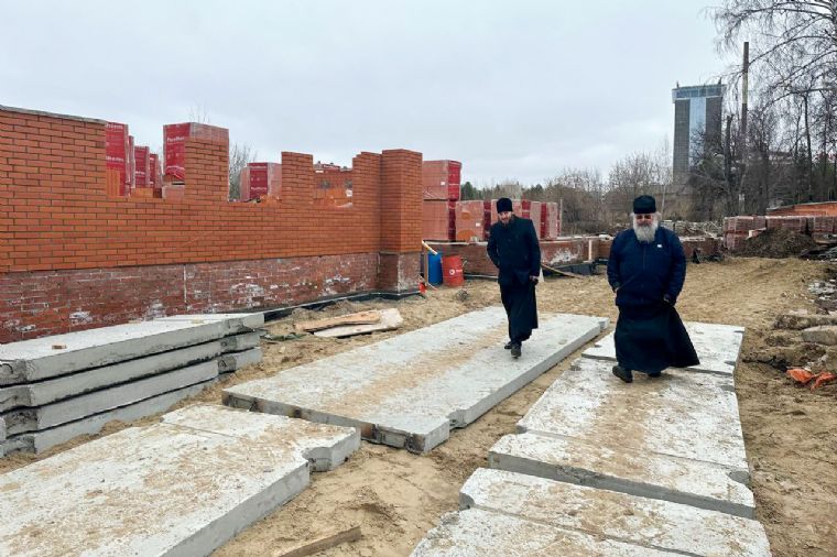 Митрополит Кирилл ознакомился с ходом строительства духовно-просветительского центра на территории Варваринского прихода Казани