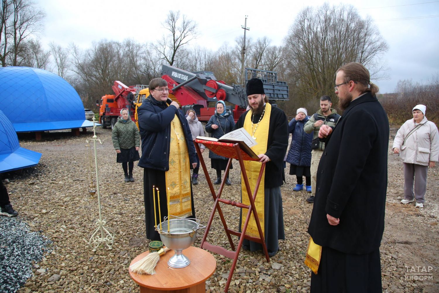 Совершено освящение куполов и крестов для старинного храма Смоленской иконы Божией Матери села Соловцово
