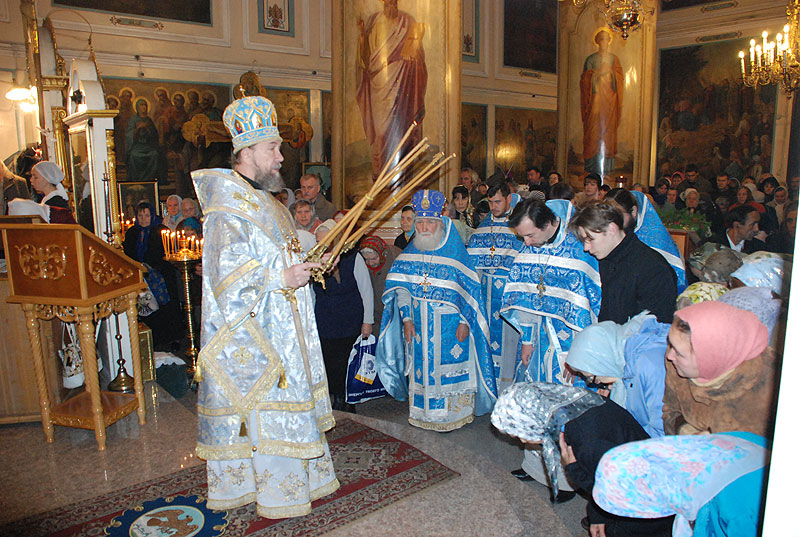 Владыка Анастасий совершил праздничные богослужения в Покровском храме Казани