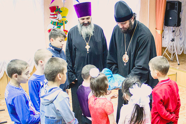Преосвященный епископ Мефодий посетил детский дом Лениногорска