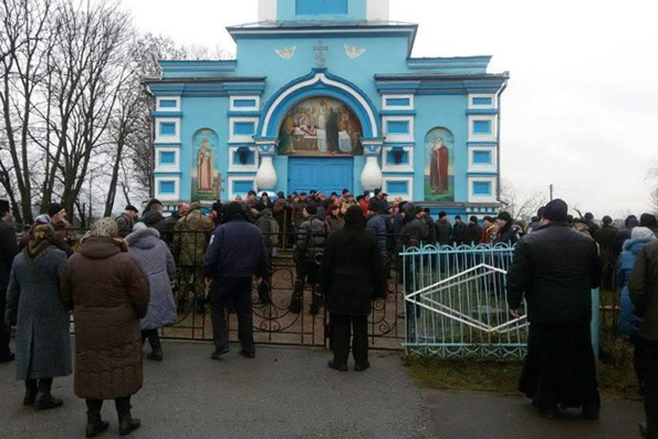 Ситуация с попыткой захвата экстремистами православного храма в Ровенской области остается крайне напряженной