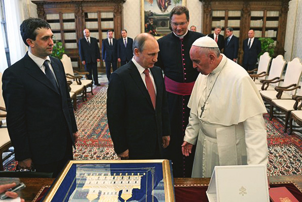 Владимир Путин получил от Папы Франциска медаль ангела-миротворца