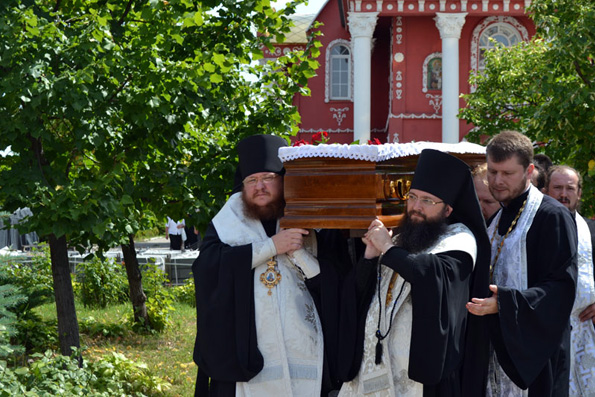 Отпевание Киевского убиенного священника совершили три епископа