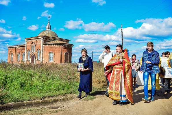 Православная нижнекамская «молодежка» посетила старинный храм в Ачах