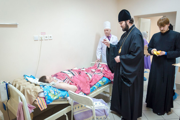 Епископ Мефодий посетил социальные и медицинские учреждения