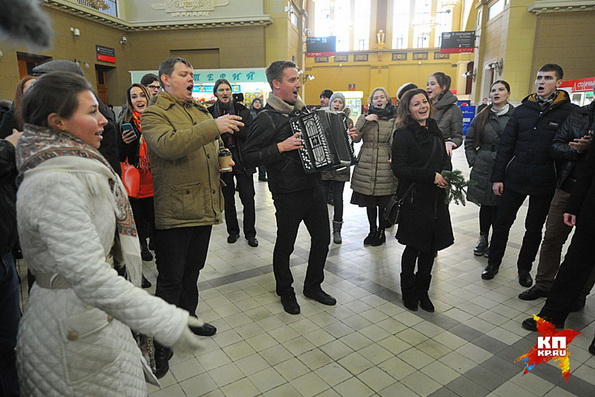 Православные провели на Киевском вокзале Москвы флешмоб в знак дружбы с Украиной
