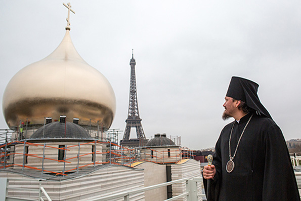 На строящийся русский собор в Париже установлены главный купол и крест
