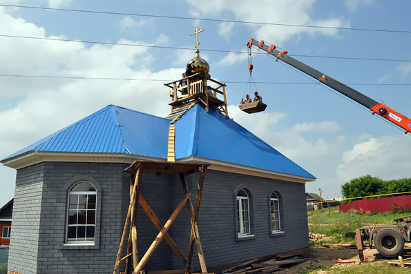 На Смоленский храм села Сетяково установили купол