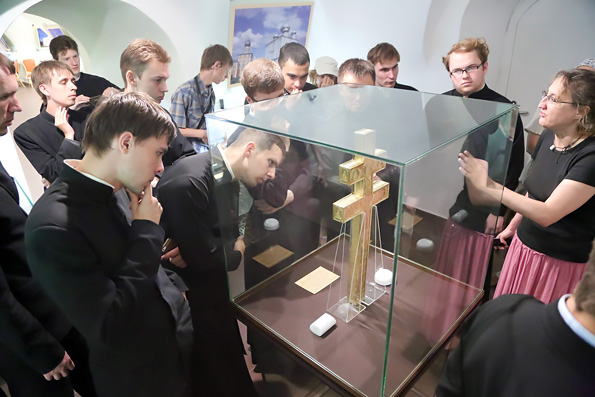 Выставку из Новгородского кремля посетили студенты Казанской духовной семинарии