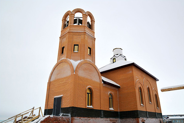 В селе Ижевка Менделеевского района освятили купола Трехсвятской церкви