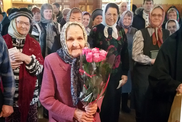 В Зеленодольске поздравили старейшую труженицу Петропавловской церкви с 90-летним юбилеем