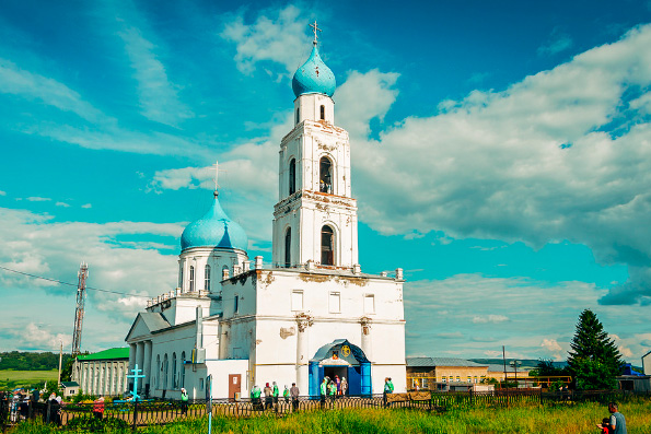 Паломники из Иркутска восстанавливают храм в Альметьевском районе