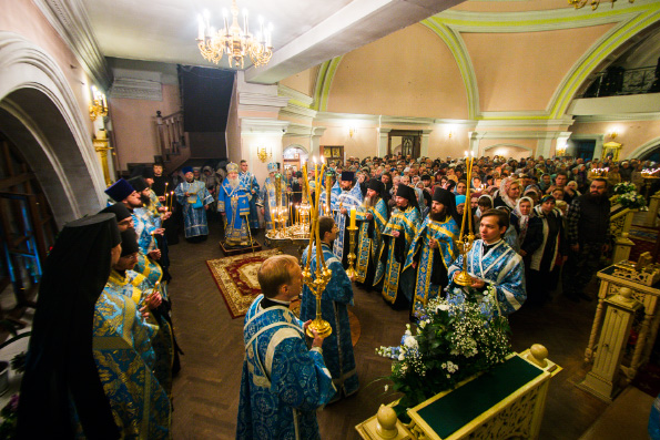 В канун праздника Казанской иконе Богородицы митрополит Феофан возглавил всенощное бдение в Казанско-Богородицкой обители