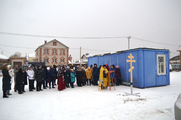 В набережночелнинском приходе Николая Чудотворца состоялось освящение креста и временного храма