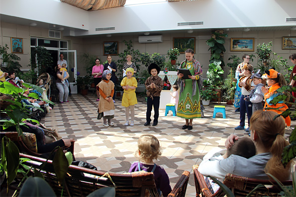 Учащиеся казанской воскресной школы «Лествица» посетили с пасхальными концертами социальные учреждения