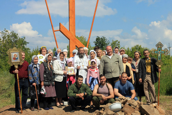 В селе Полянка освятили поклонный крест