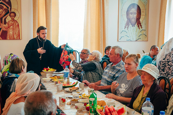В храме Альметьевской епархии состоялся благотворительный обед для людей с ограниченными возможностями