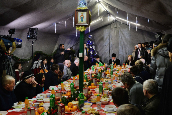 В первый день Рождества Христова Патриарх Кирилл посетил бездомных в Москве