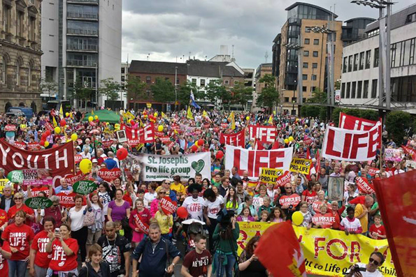 Десятки тысяч дублинцев поддержали действующий в Ирландии запрет абортов
