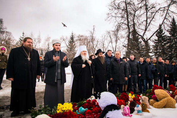 Митрополит Феофан принял участие в прошедших в Казани мероприятиях памяти жертв трагедии в Кемерово