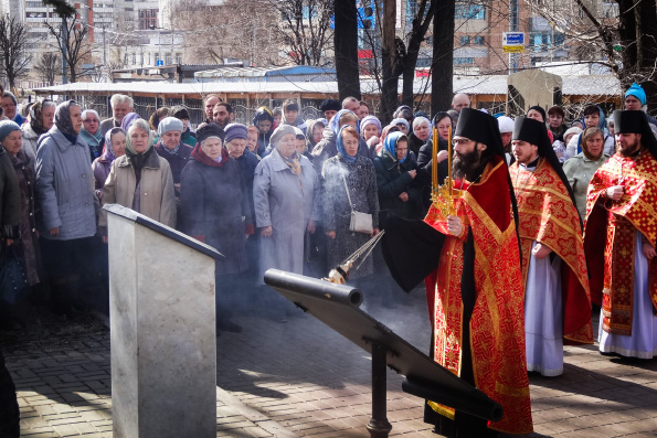 На месте утраченного некрополя Кизического Введенского монастыря прошла панихида