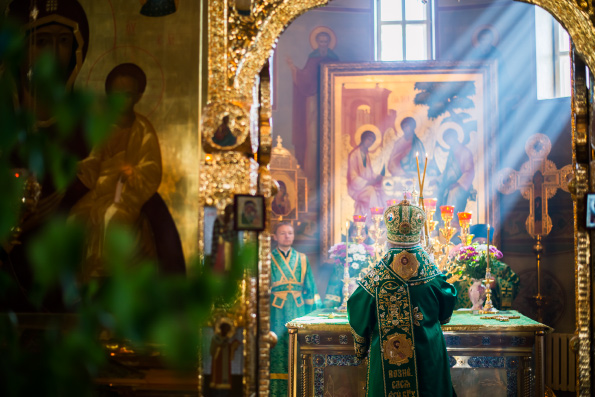 В праздник Троицы митрополит Феофан совершил Литургию в Троицком соборе Зилантова монастыря