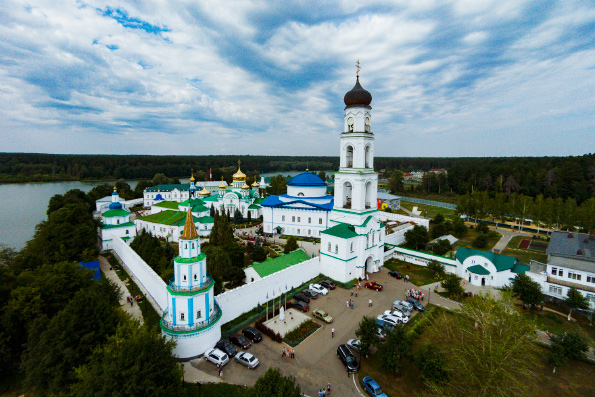 Первая художественная школа Казани провела пленэр в Раифском мужском монастыре