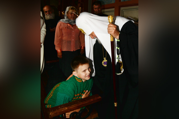 Патриарх Кирилл предложил помощь в лечении мальчику-инвалиду