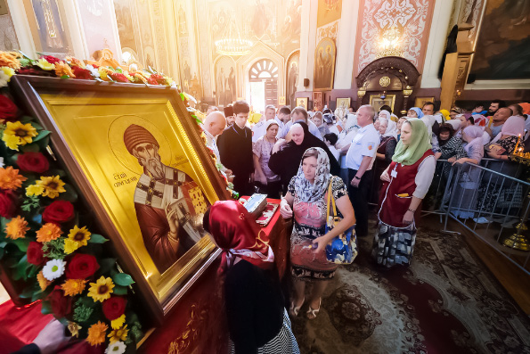 В первый день пребывания мощей святителя Спиридона Тримифунтского в России святыне поклонилось более восьми тысяч человек