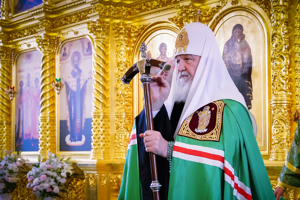 Патриарх Кирилл: Самый скромный человек, стоящий в уголке храма, может быть выше к Богу, чем уважаемый духовник