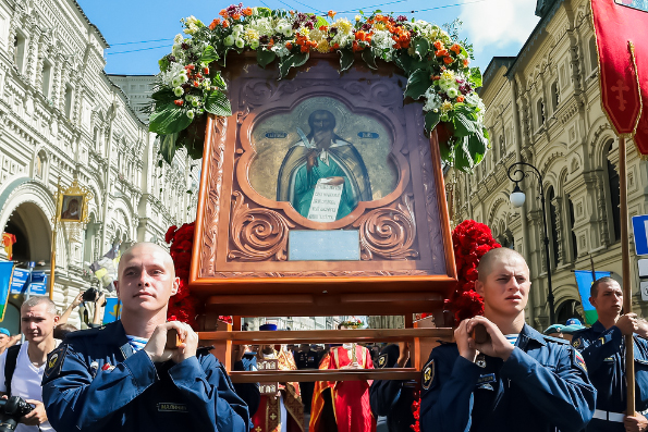 В день памяти пророка Илии в Москве прошел крестный ход с участием военнослужащих Воздушно-десантных войск