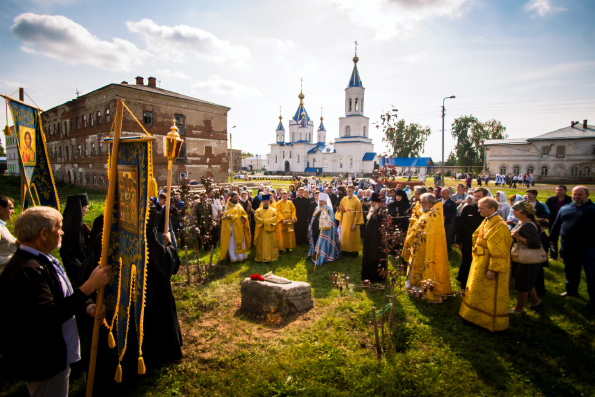 В Елабужском монастыре установлены памятные знаки меценатам Ивану и Глафире Стахеевым