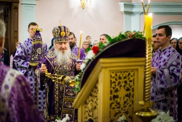 В канун Недели Крестопоклонной митрополит Феофан совершил всенощное бдение в Богородицком монастыре Казани