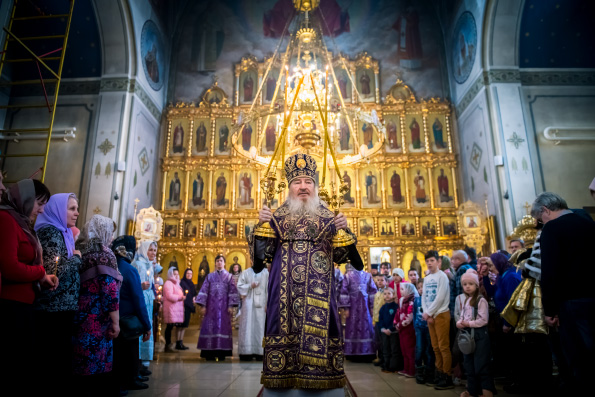 В Неделю Крестопоклонную митрополит Феофан совершил Литургию на архиерейском подворье в Казани