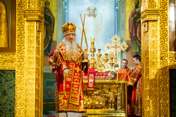 Митрополит Феофан возглавил Пасхальное богослужение в Благовещенском соборе Казани