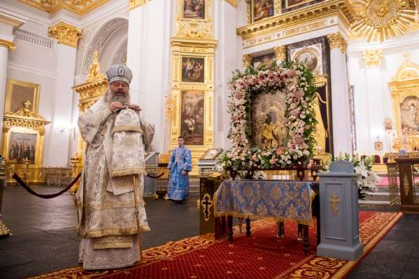 Митрополит Кирилл совершил в Казанском соборе Литургию и славление Божией Матери перед Её Феодоровским образом